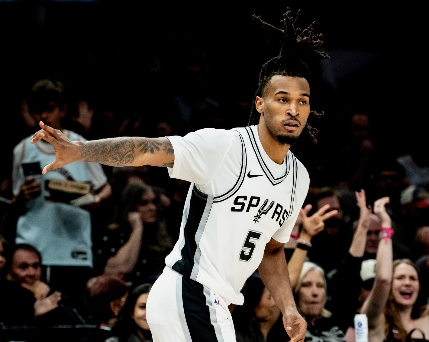 Un joueur des San Antonio Spurs sur le parquet, devant le public